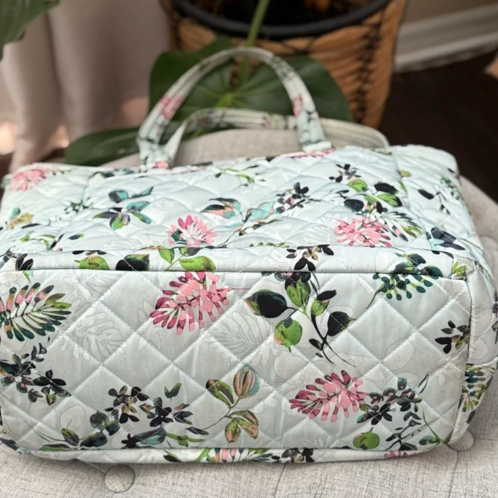 Vera Bradley Seawater Blooms🌸Extra Large Quilted Floral 2025 Tote or Diaper Bag - Picture 5 of 7
